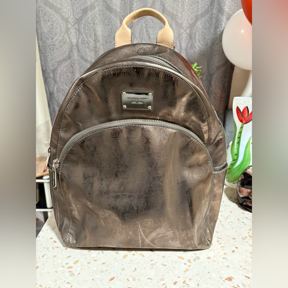MICHAEL KORS JET SET BACKPACK
PALE GOLD MONOGRAM